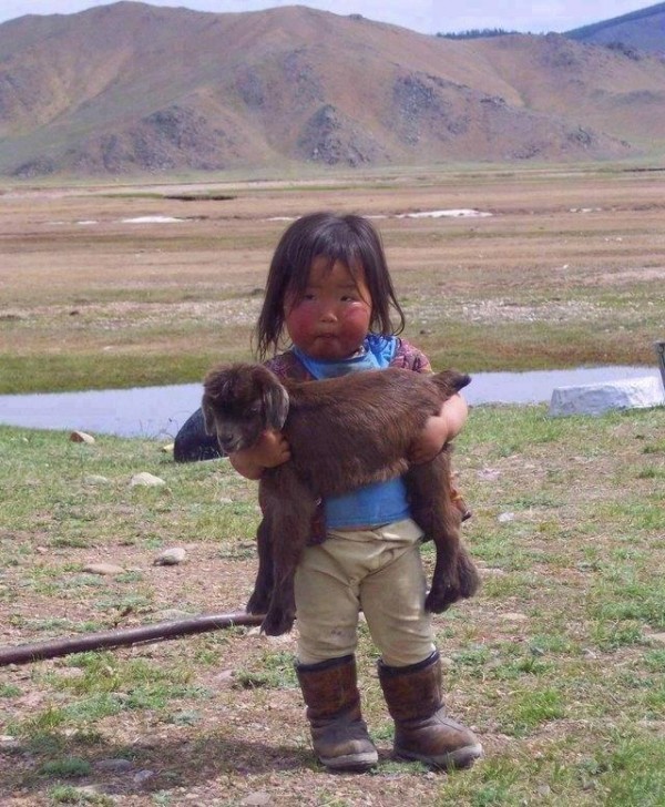 Fillette de Mongolie et sa... peluche