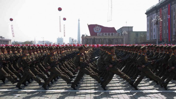 Parade militaire dans Pyongyang