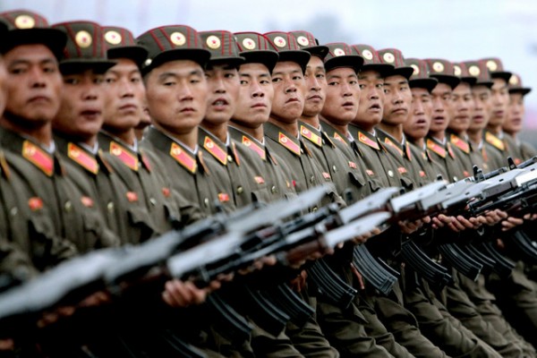 l'armee célébre les 100 ans de la naissance de Kim-Il-Sung, le regard tourné vers leur leader