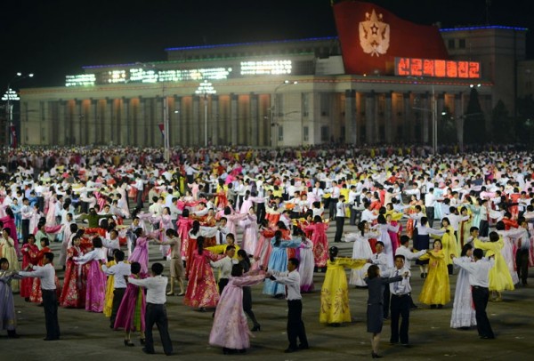 Des centaines de danseurs fêtent le 100eme anniversaire de la naissance de Kim-Il-Sung