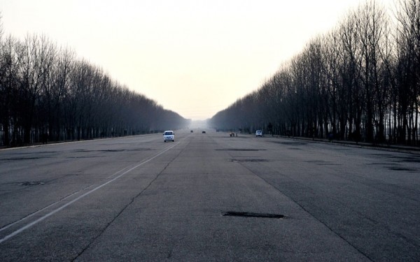 L'autoroute 8 voies de 160km qui relie Pyongyang et la frontière avec le sud est vide de tout véhicule