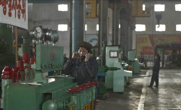 Une ouvrière à l'usine