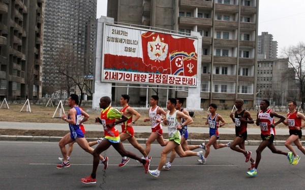 Le marathon de Pyongyang passe devant une affiche de propagande