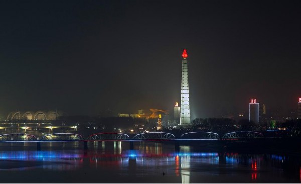PyongYang vu de nuit... seuls les monuments sont éclairés 