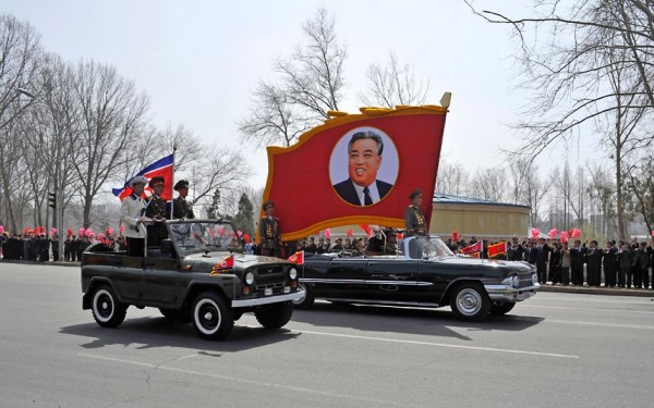 Les hauts gradées défilent pour célébrer les 100 ans de la naissance de Kim-Il-Sung