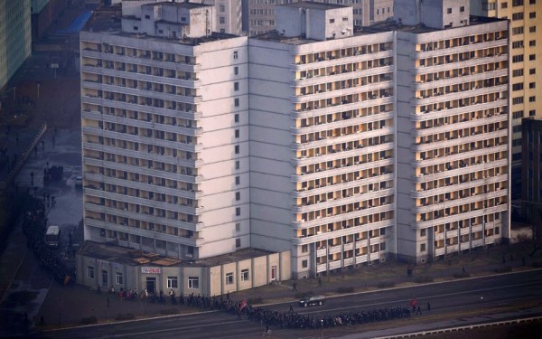 telle une armée de fourmis, les habitants de Pyongyang se rendent, accompagnés (forcés?) aux célébrations des 100 ans de la naissance de Kim-Il-Sung