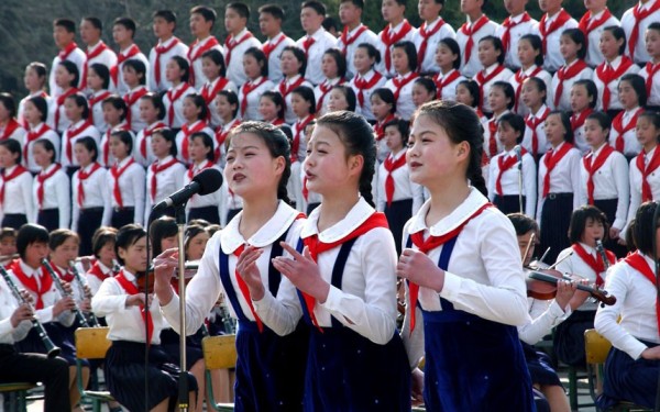 Des chorales d'enfants chantent lors des cérémonies