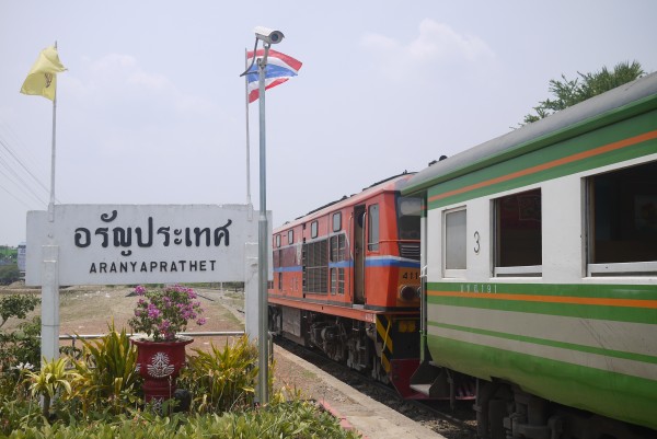 La gare d'Aranyaprathet et notre train!