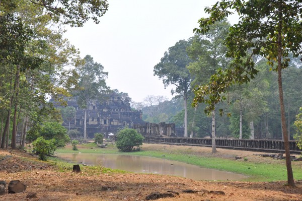 Plus on s'éloigne du temple d'Angkor Wat, plus les touristes se font rares...