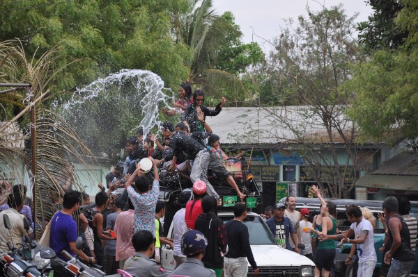 Le festival de l'eau prend tout son sens à Bagan!