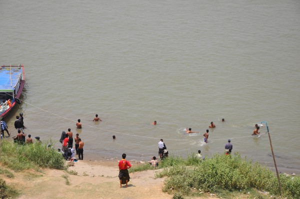 Pour les hommes (seulement) c'est l'heure du bain dans la rivière