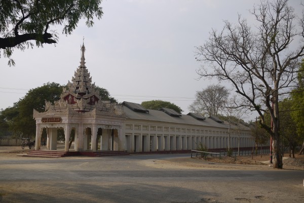 L'entrée du temple, vue de l'extérieur...