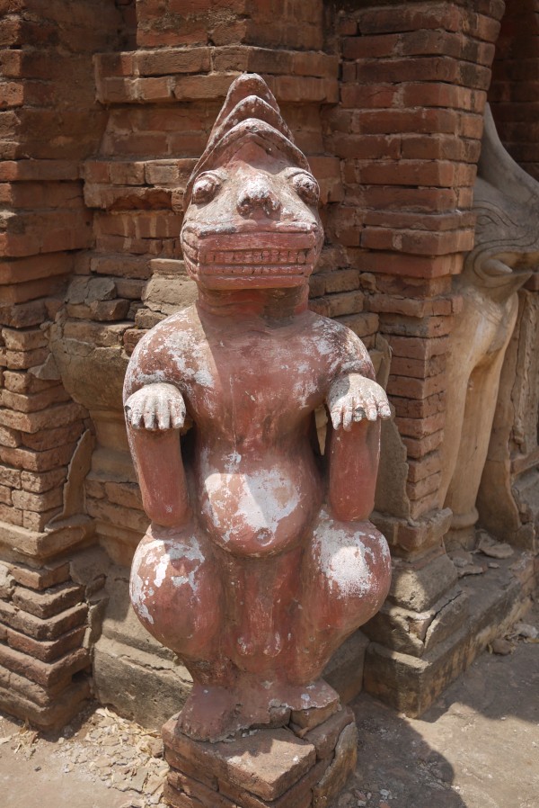 Un délire entre potes qui en avaient marre de faire toujours les mêmes statues peut-être...