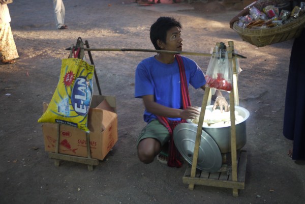 Un vendeur de brioches ambulant pendant la pause...