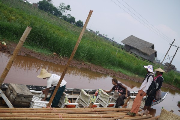 Notre pirogue pour traverser le lac