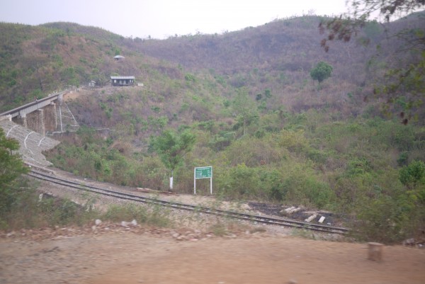 La ligne Kalaw-Inle Lake et au loin... une station! Si, si!