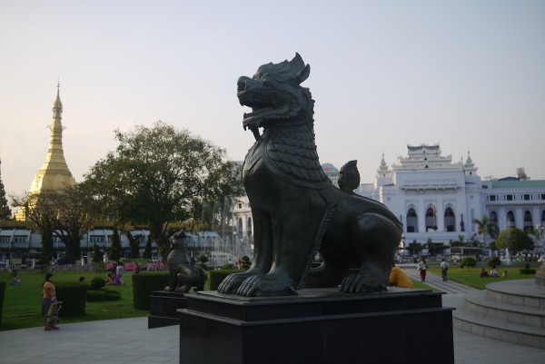 Le Sule Paya et la mairie, vues depuis le monument de l’indépendance 