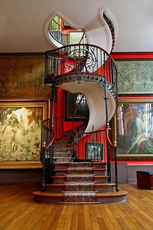 Escalier en spirale du musée national de Paris