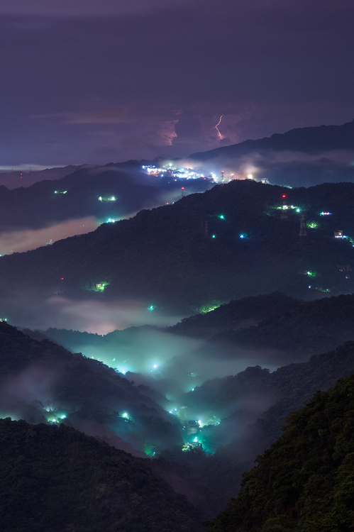 Les lumières parsemées au milieu des montagnes de Taiwan