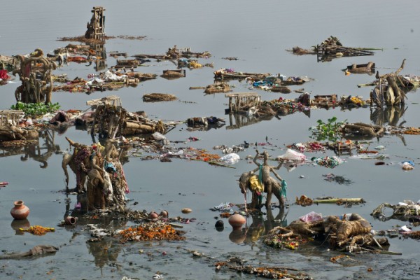 Les offrandes sur la rivière Yamuna en Inde