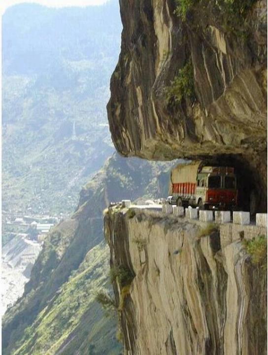 La route vers l'Himalaya, ou le danger permanent