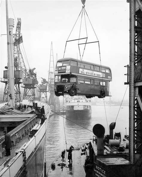 Scène étrange d'un bus londonien embarquant sur un cargo...