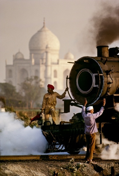 Train à vapeur devant le Taj Mahal en Inde