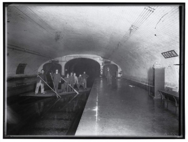Le métro parisien inondé durant la grande crue de 1910