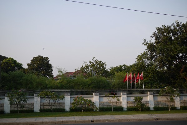 Depuis le mur, la résidence d'Aung San Suu Kyi, qui a également été sa prison pendant plus de 10 ans