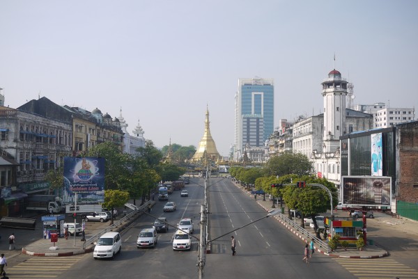 L'artère principale de Rangoon et au loin, le Sule Paya