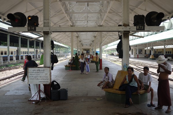 A la gare de Rangoon, en attendant notre train!
