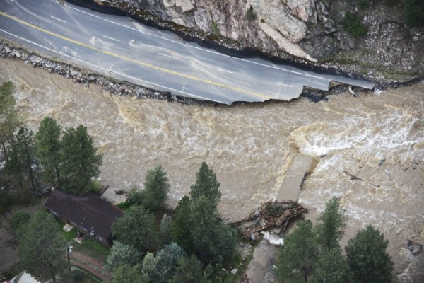 Rivière en crue dans le Colorado, qui arrache la route