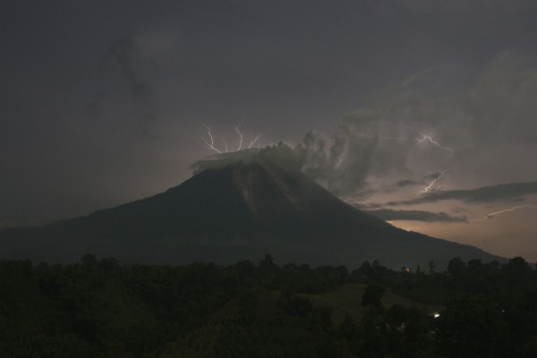 La foudre s’abat sur le mont Sinabung à Sumatra