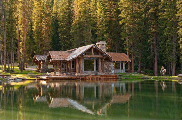 Cabane au bord d'un lac en foret