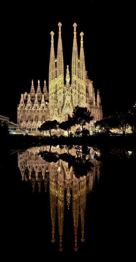 La Segrada Familia de Barcelone, vue de nuit