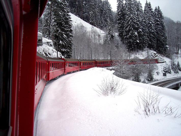 Train dans les vallées suisses enneigées 