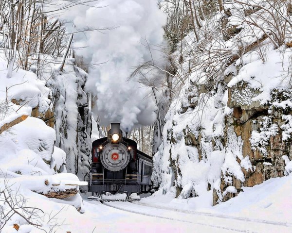 Train à vapeur dans la neige au Delaware - Etats-Unis