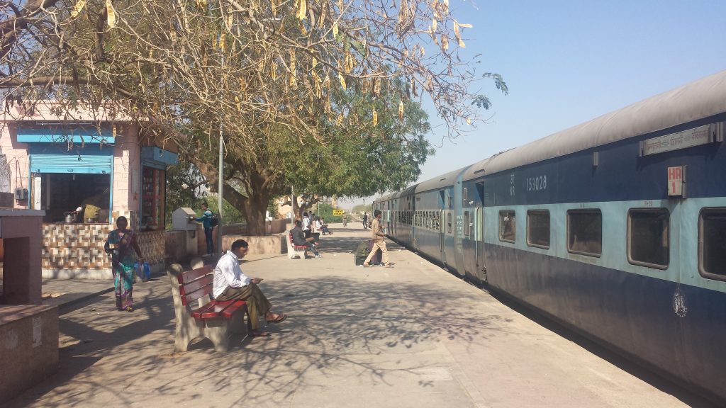 train inde campagne gare