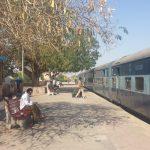 train inde campagne gare